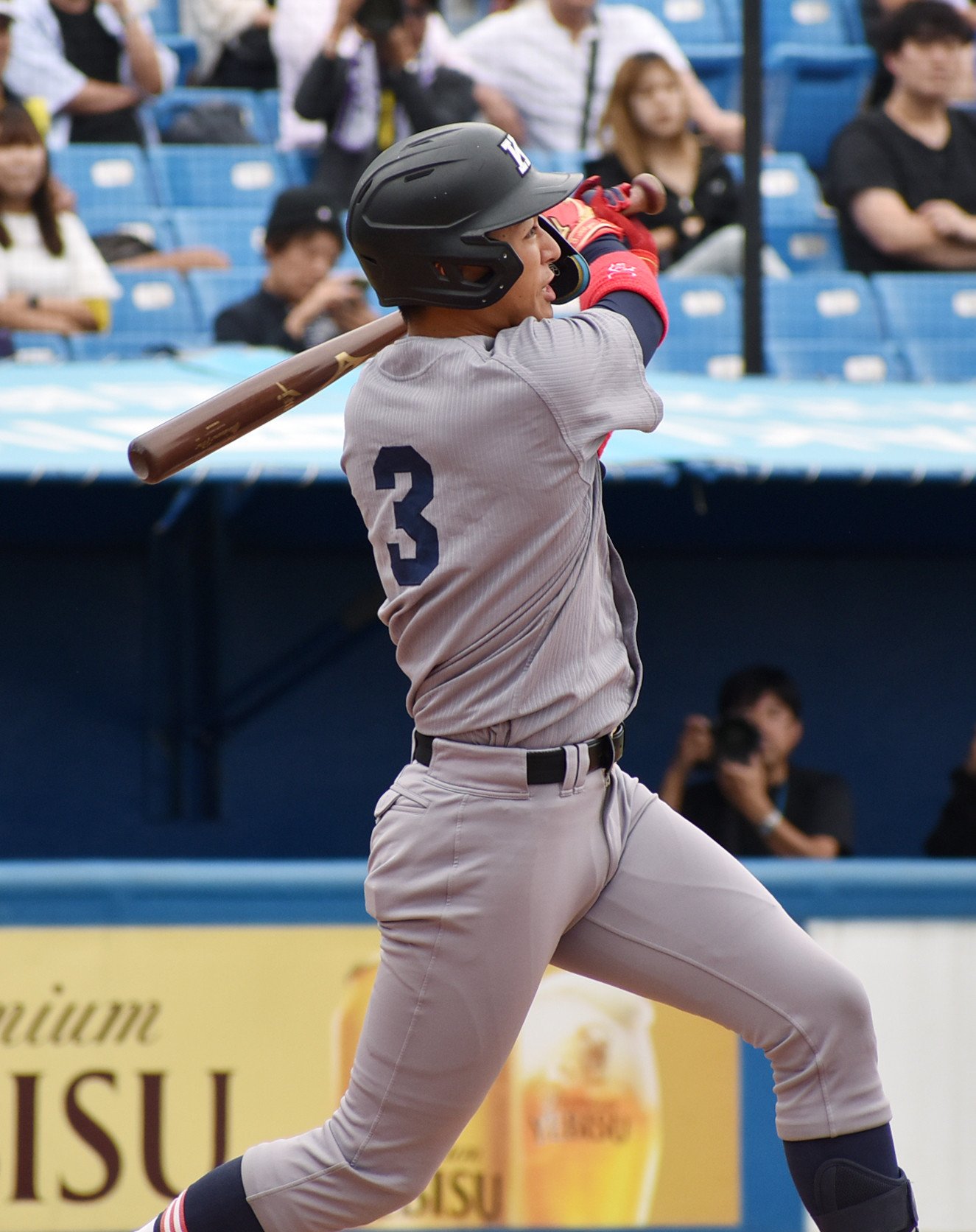 秋季リーグ戦1回戦の明大戦の9回、リーグ戦初本塁打となる同点ソロを放った清原　©JIJI PRESS