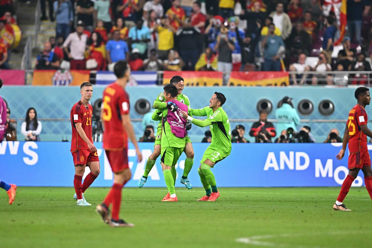 スペイン戦後、フィールドプレーヤーの歓喜の輪ともう1つ、GK3人だけの歓喜の輪もできあがっていた ©Takuya Kaneko/JMPA