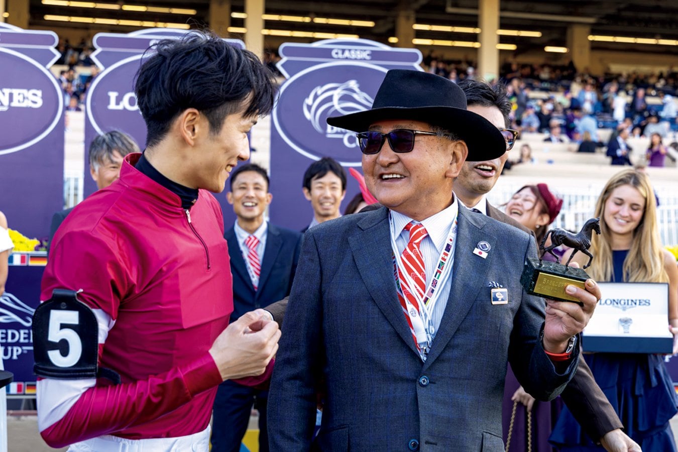 レースを終えて健闘を称えあう坂井(左)と矢作(右) Photostud