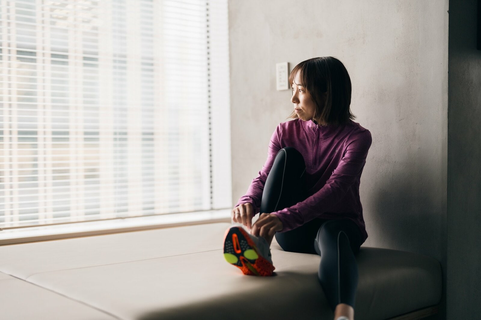 NIKEのペガサスプラスを履く鈴木　photograph by NIKE