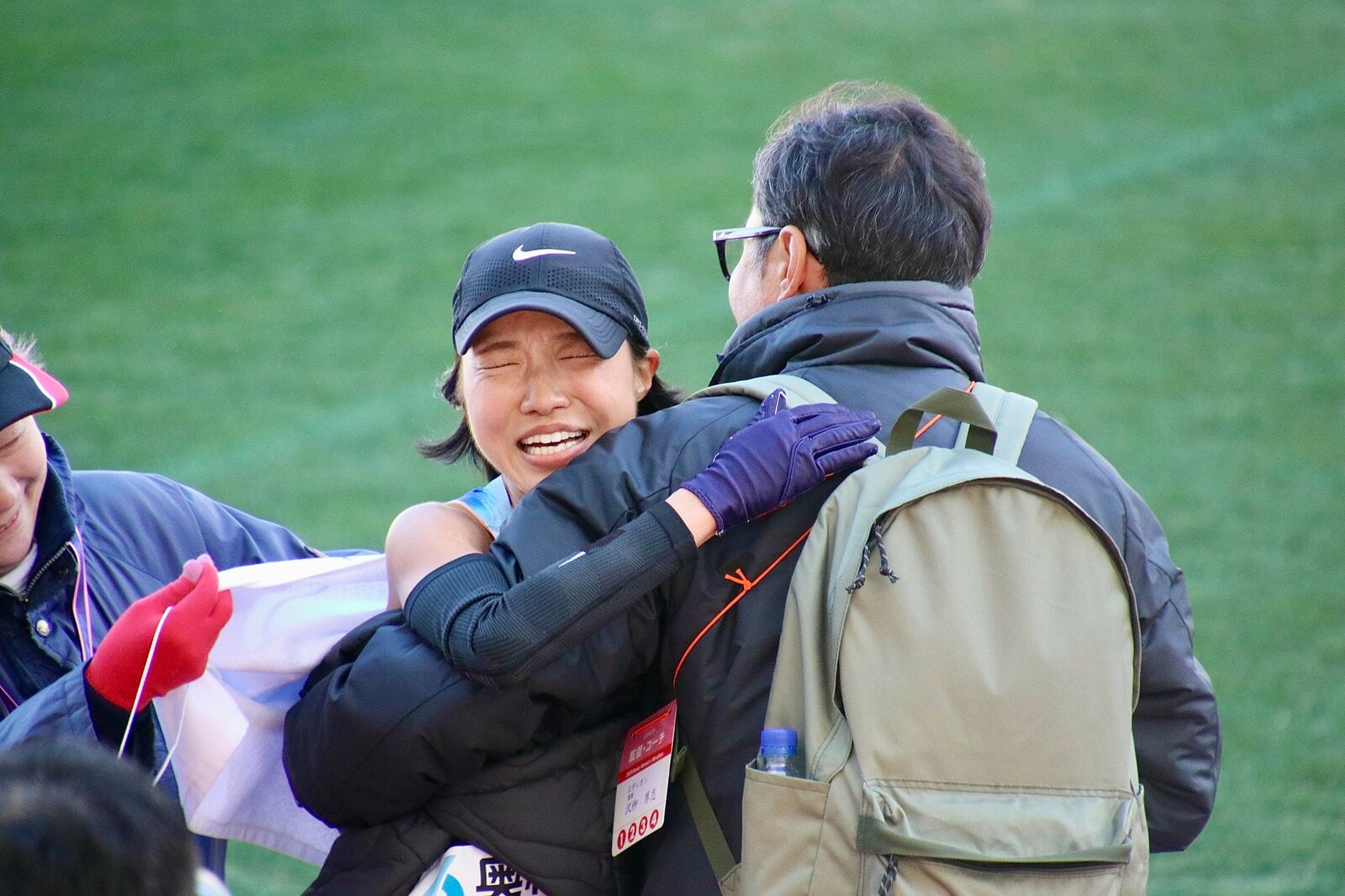 大阪国際女子マラソンでゴールし、沢栁厚志監督と抱き合う ©EDION