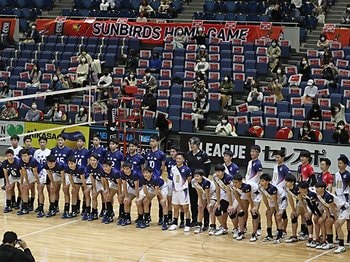 東山高の春高バレー棄権から2カ月…“特別な試合”を用意したV1サントリーの願い「かわいそうだから」だけではない＜Number Web＞ photograph by Sankei Shimbun