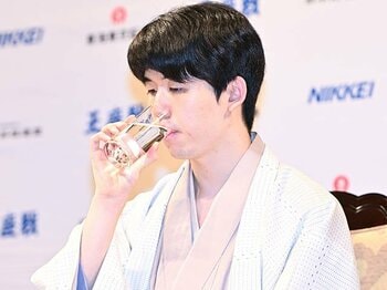 藤井聡太の「初手お茶」「おやつ」…管理栄養士はどう見る？「朝が弱い藤井さんには効果的な戦略」「棋士の消費カロリーは…」＜Number Web＞ photograph by Keiji Ishikawa