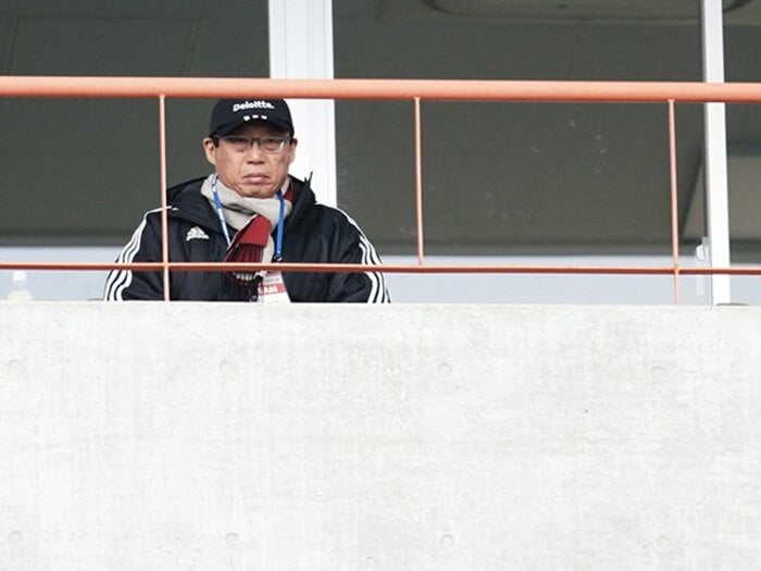 岡田武史とFC今治、JFLの壁に直面。アマチュア最高峰は「2m」違う！＜Number Web＞ photograph by Tsutomu Takasu