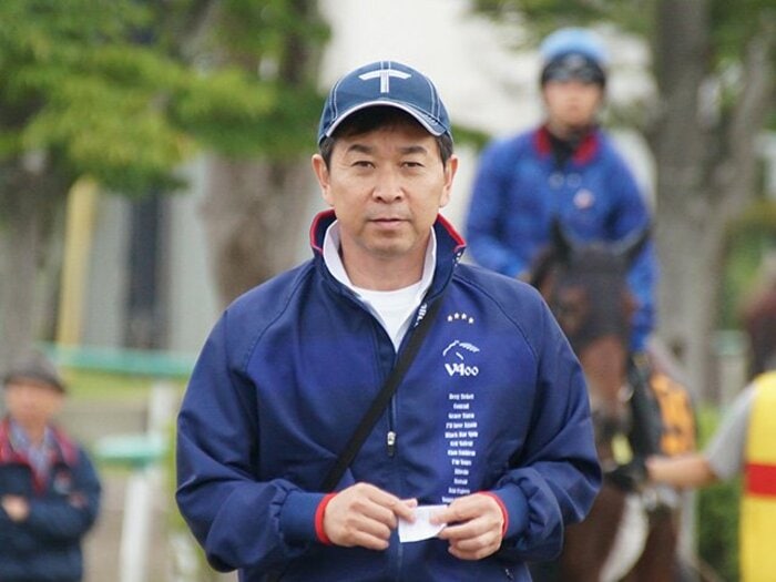 一度は競馬に反発した幼少期を経て、親子2代で夢を繋ぐ手塚貴久調教師。＜Number Web＞ photograph by Satoshi Hiramatsu
