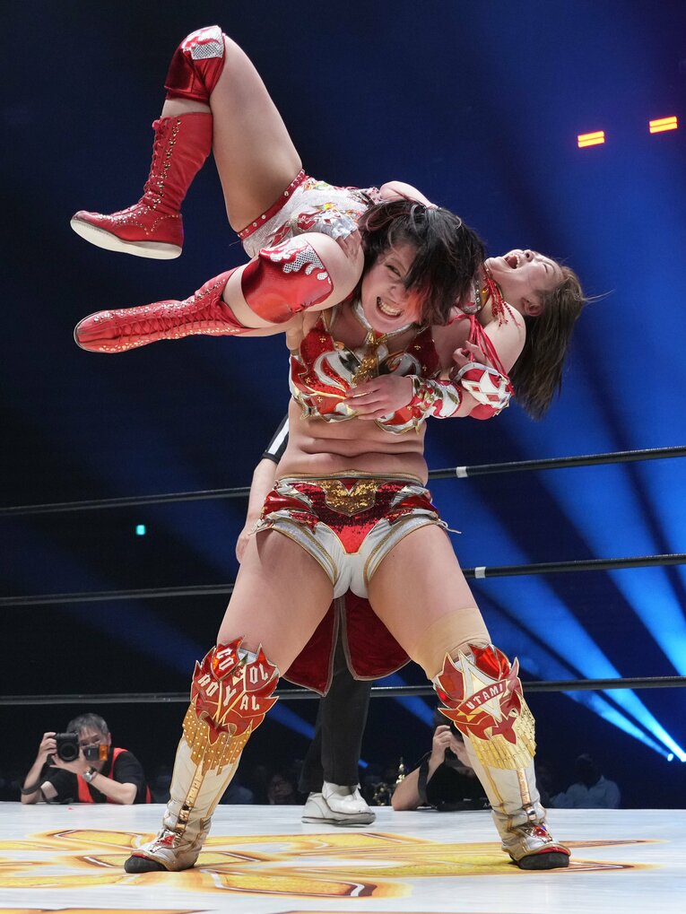 Sareeeを担ぎ上げる林下詩美　©Essei Hara