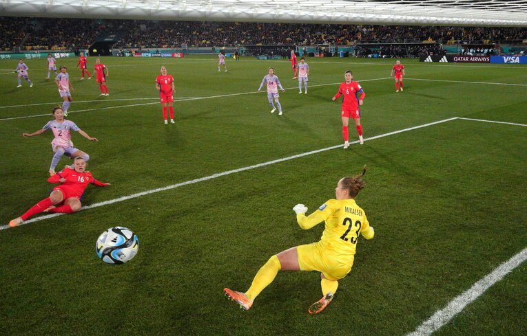 ノルウェー戦、2点目のシーン。清水梨紗が相手エリア内でパスを奪い、勝ち越しゴールを決めた　©Getty Images