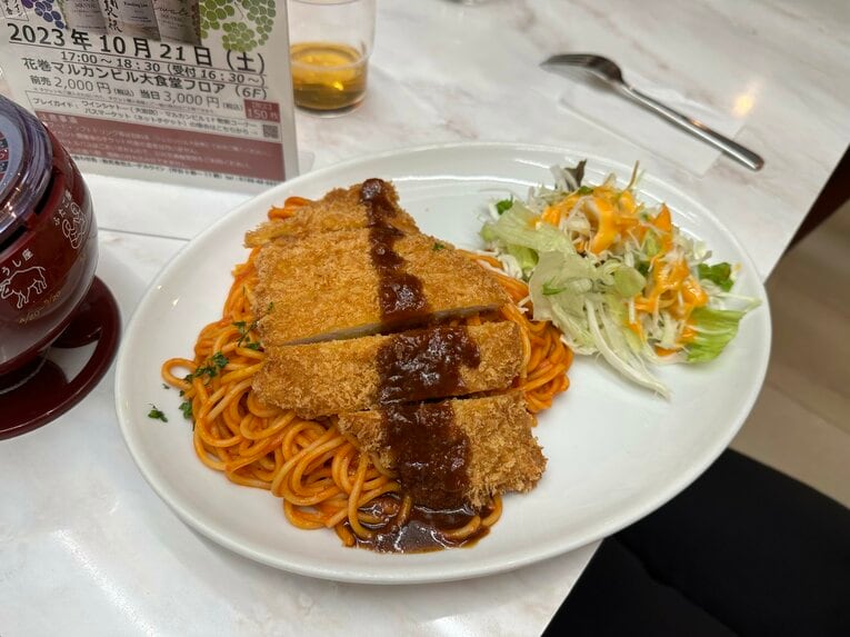 【グルメ編／マルカンビル大食堂】ナポリタンの上にカツを乗せた「ナポリカツ」も名物のひとつ