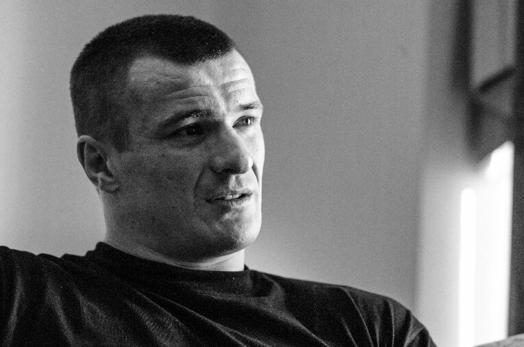 2004年、インタビューに答えるミルコ・クロコップ。PRIDEの煽りVで発した「お前は何を言っているんだ」というフレーズはネットミームにもなった ／ photograph by Susumu Nagao