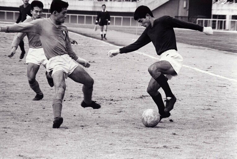 早稲田の中盤でいぶし銀の存在感を放った森　©︎AFLO