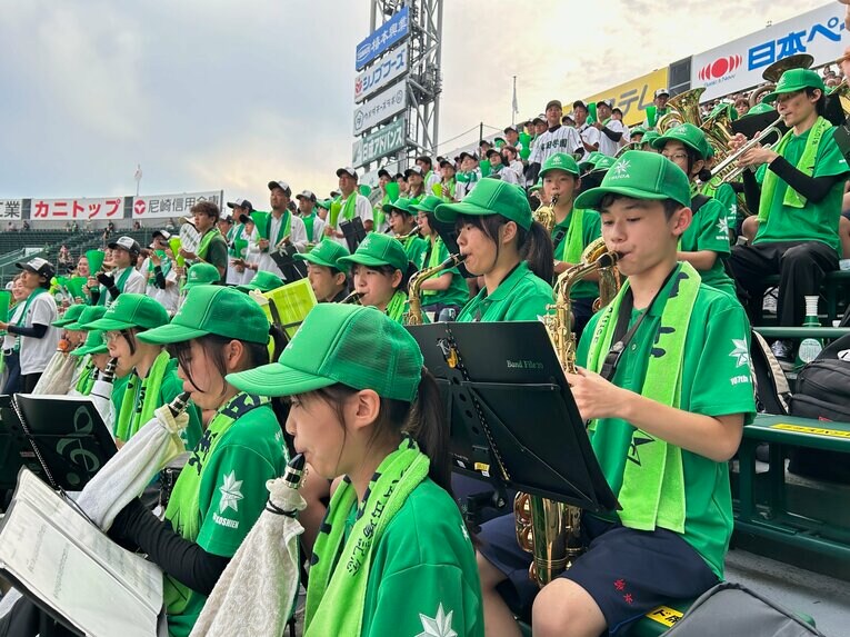 津田学園の応援に駆けつけた中学生たち　©Yukiko Umetsu