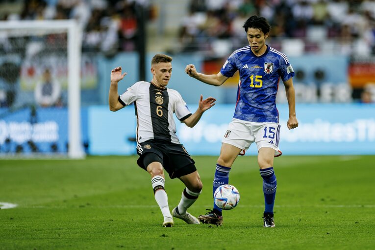 カタールW杯、日本vsドイツでの鎌田とキミッヒのマッチアップ　©Kiichi Matsumoto/JMPA