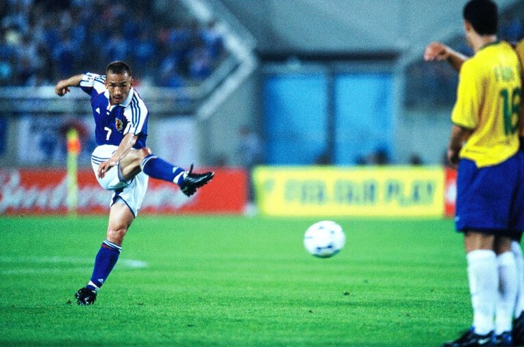 2001年のコンフェデレーションズカップ、ブラジル戦にてフリーキックを蹴る中田英寿　©Kazuaki Nishiyama