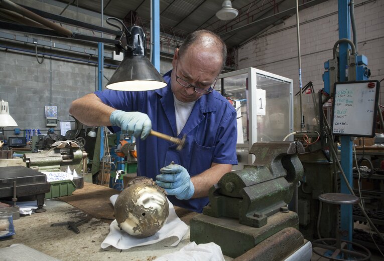 W杯トロフィー「門外不出の製造過程」を特別に撮った…4代目女性社長いわく「情熱が工房の隅々にまで息づいています」(10)