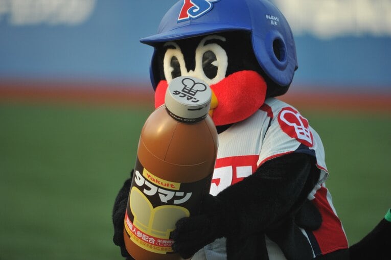 タフマンを持つつば九郎（2011年撮影）　©BUNGEISHUNJU