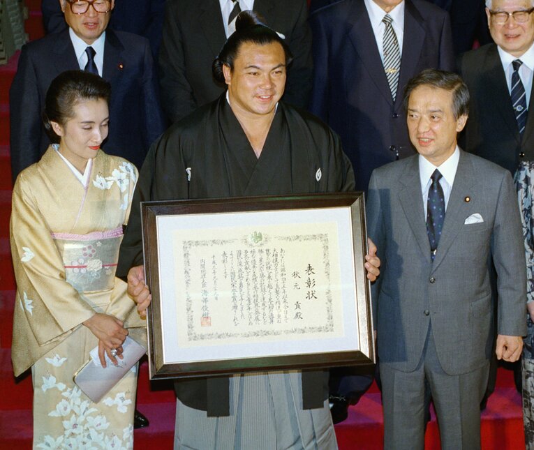 1989年9月、千代の富士は海部俊樹首相から国民栄誉賞を贈られた　©JIJI PRESS