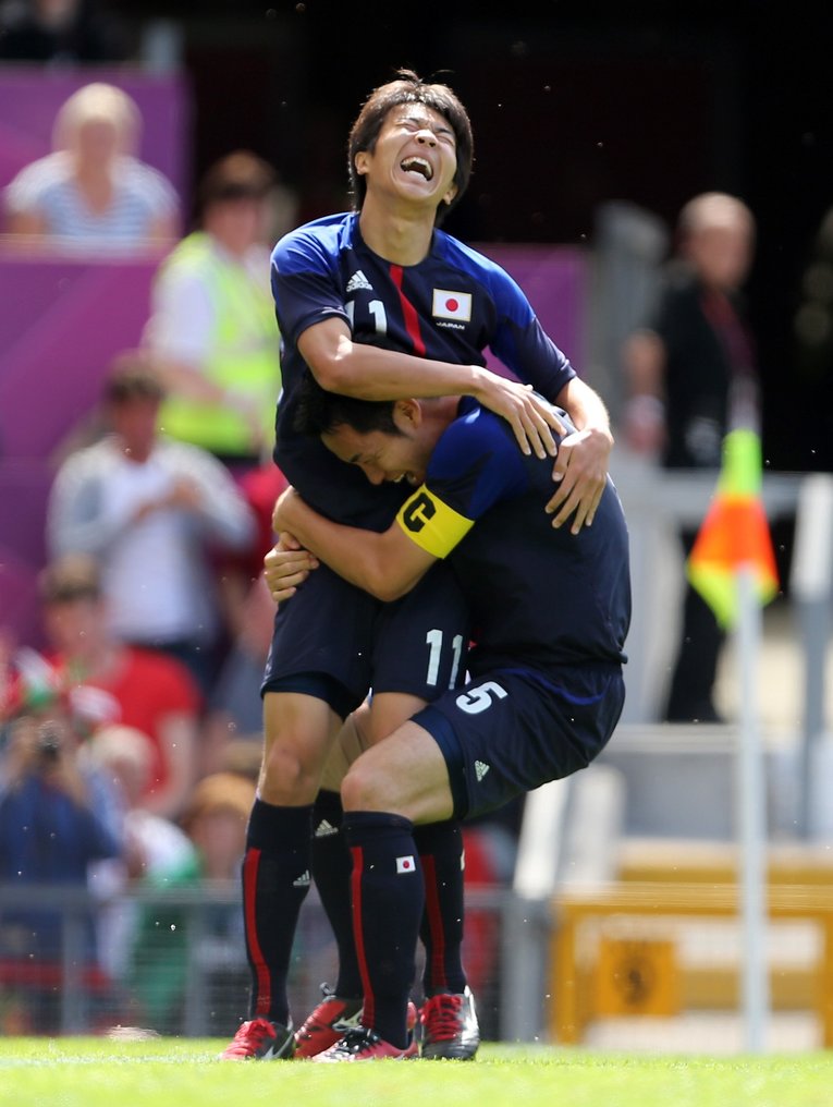 負傷しながらも貴重な先制ゴールを奪った永井を持ち上げる吉田　©︎Getty Images