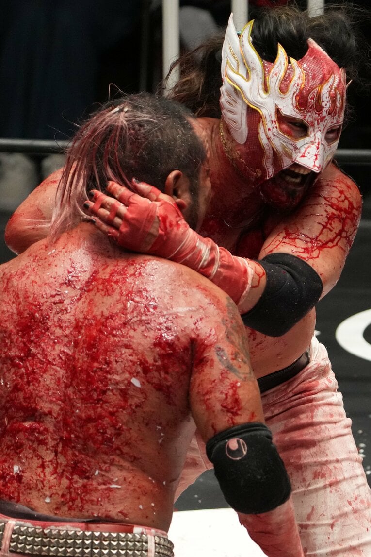 エル・デスペラードと葛西純、血みどろの攻防　©Masashi Hara