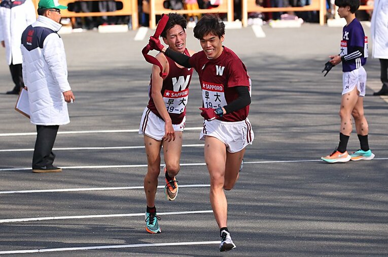 20年の箱根駅伝、小田原中継所で千明龍之佑（左）から襷を受け取る吉田匠。競技を引退し、次の舞台を見つめている ／ photograph by AFLO