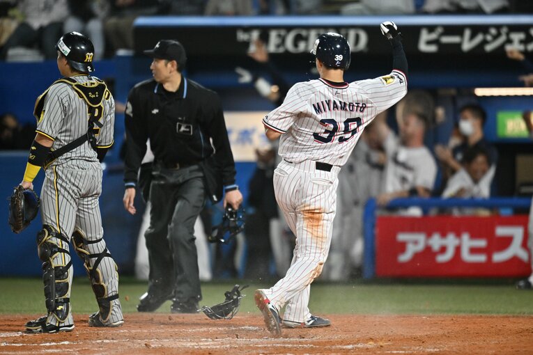 村上の内野安打＋悪送球からホームに生還し喜ぶヤクルト宮本丈　©︎Hideki Sugiyama