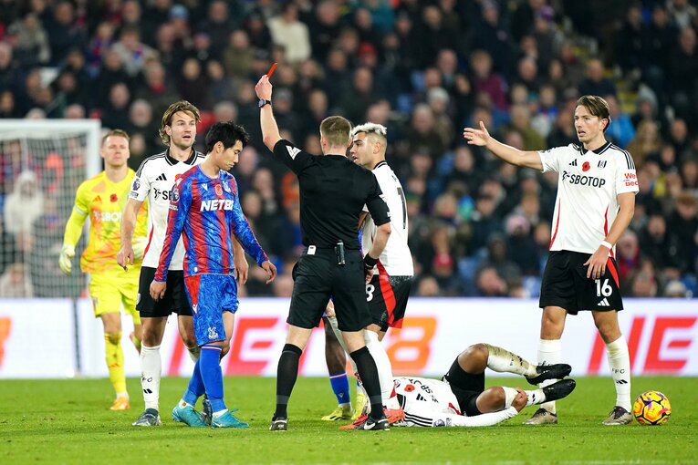 11月9日のフラム戦で退場処分を受けた鎌田大地。そこから1カ月間出番がない　©Getty Images