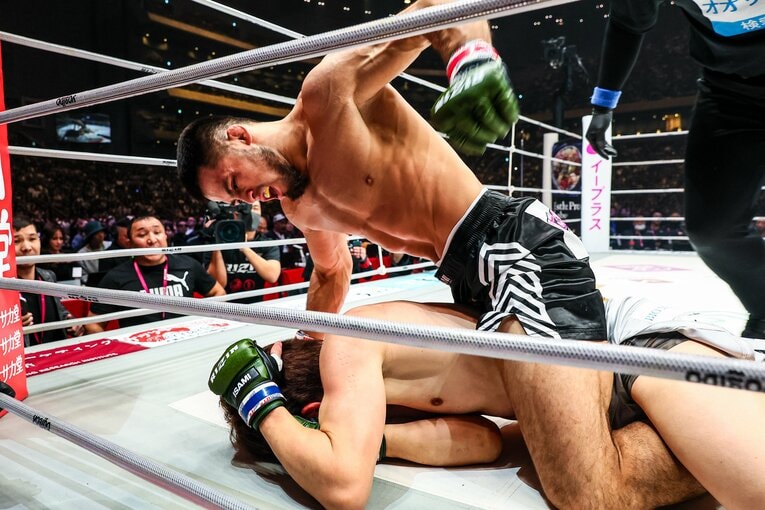 嵐のようなパウンドを連打するシェイドゥラエフ（4枚目／全6枚） ©RIZIN FF Susumu Nagao