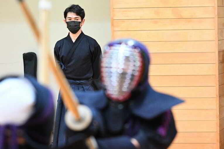 活動を見守る戸崎総代表　©Keiji Ishikawa