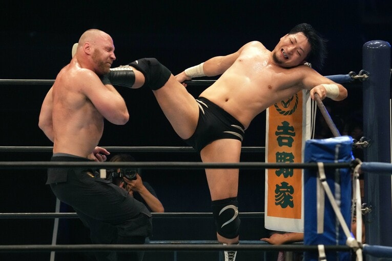 反撃する成田蓮　©Essei Hara