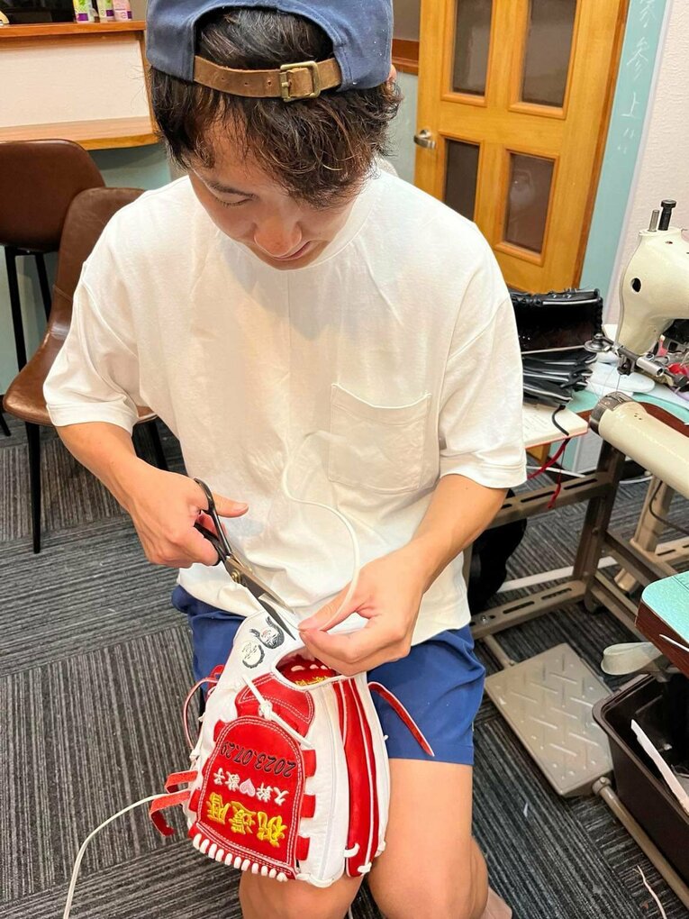 両親の還暦祝いに作ったという実際のグローブ／本人提供