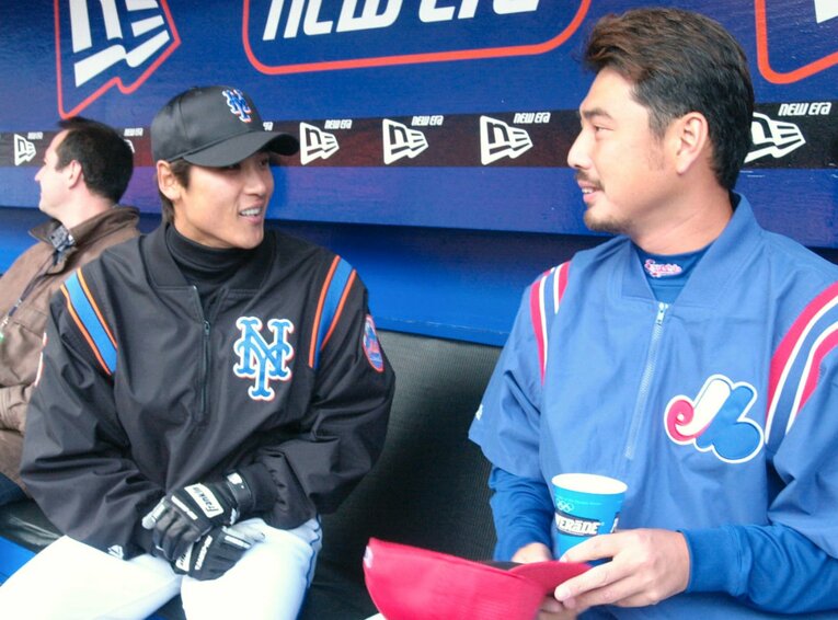 試合前、当時メッツに在籍していた新庄剛志と雑談するエクスポズ時代の吉井理人　©︎KYODO