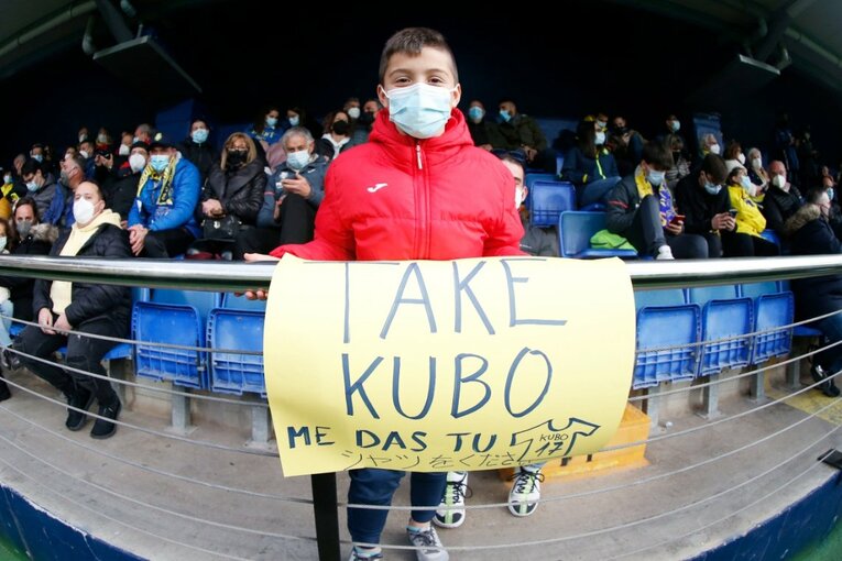 久保建英がエメリ戦術にハメられた？ “代表前の古巣ビジャレアル戦”撮影カメラマンが見た苦闘の要因〈少年ファンはユニをおねだり〉(31)