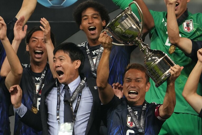 E-1選手権でトロフィーを掲げる長友佑都。直近のリーグ戦ではフル出場を続けている　©Masashi Hara/Getty Images