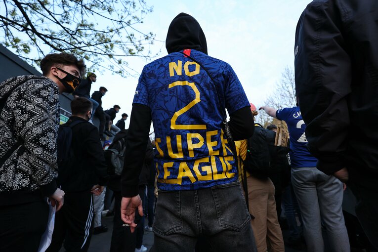 抗議の意を示すユニフォーム姿のチェルシーファン©Getty Images