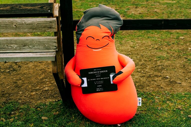 敷地内には各所にYogiboが置かれている　©Kiichi Matsumoto