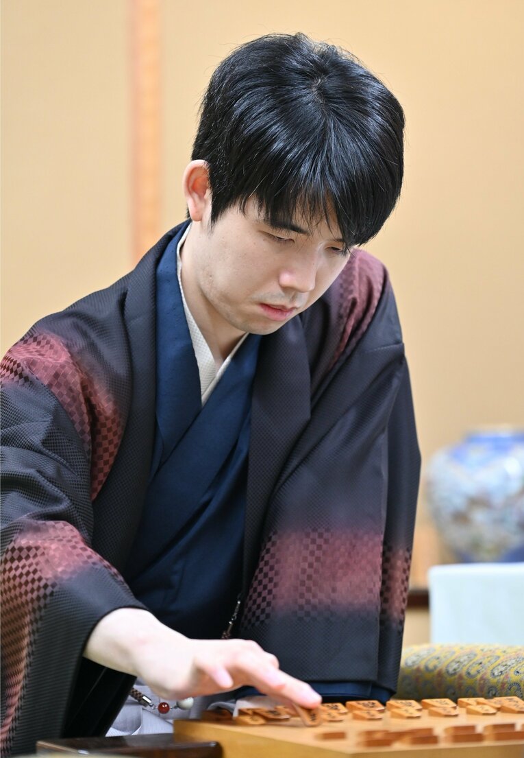 名人戦第1局の対局前の様子。藤井名人は黒字にあずき色の意匠が入った羽織を着用した　©日本将棋連盟