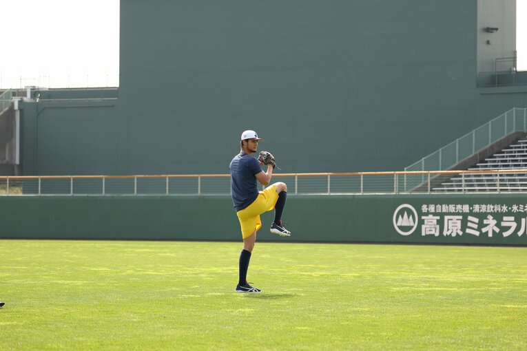 第1クール終了後、休養日に宮城大弥とのキャッチボールで見せた、まさかの左投げ