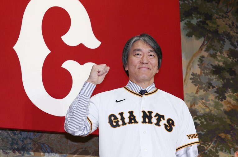 巨人の新監督に就任した松井秀喜。ドラフト会議翌日の10月23日に就任会見が開かれた ／ photograph by JIJI PRESS