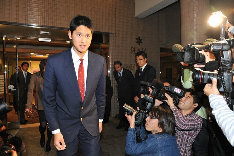 ホテルを後にする大谷　©Takashi Shimizu