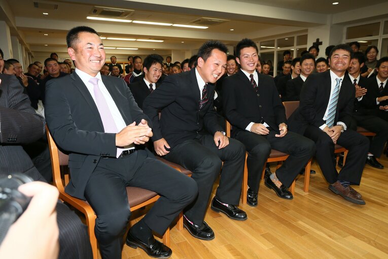 2012年ドラフト会議で指名を受けた田村と北條。北條は田村より順位が上であること、想定外の阪神から指名を受けたことから、軽いパニック状態に陥った ©Sankei Shimbun