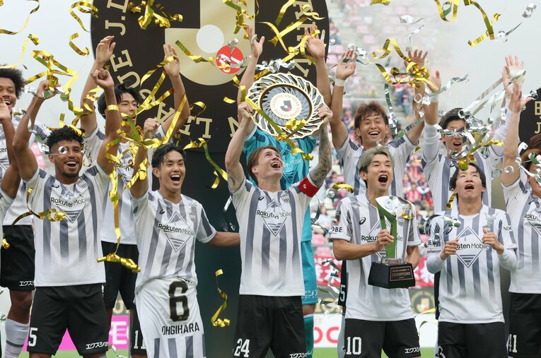 Jリーグ百年構想リーグで優勝したヴィッセル神戸は、いかにして常勝軍団の組織を築いたのか。その秘密をフロントに話を聞いた ／ photograph by JIJI PRESS