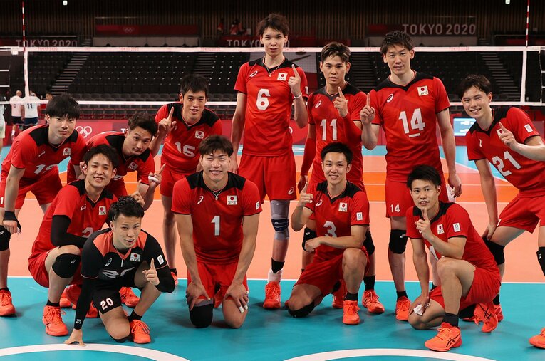 東京五輪でともにコートに立った清水邦広と藤井直伸（中央）　©︎Toru Hanai/Getty Images