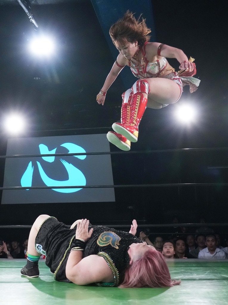 コーナーから伊藤薫を踏みつけるSareee　©Essei Hara