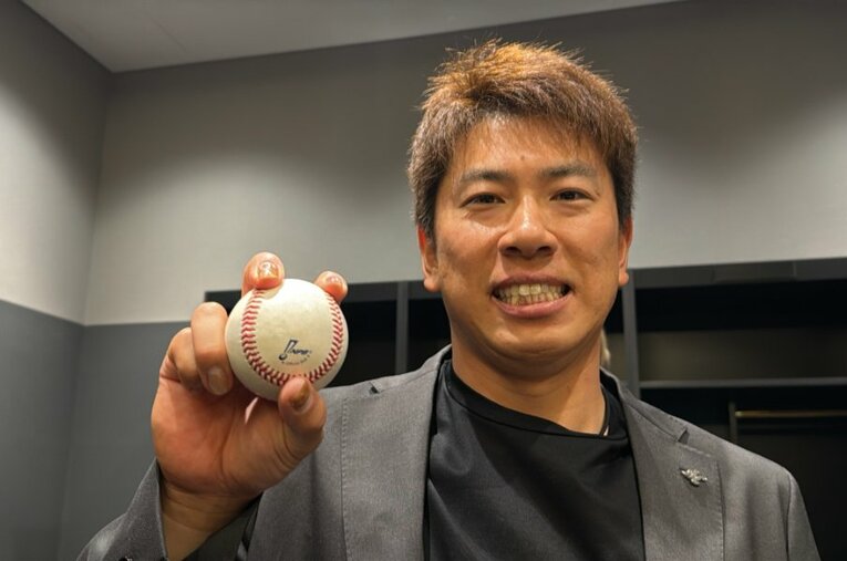 記念のボールを手にする角中 ／ photograph by Chiba Lotte Marines