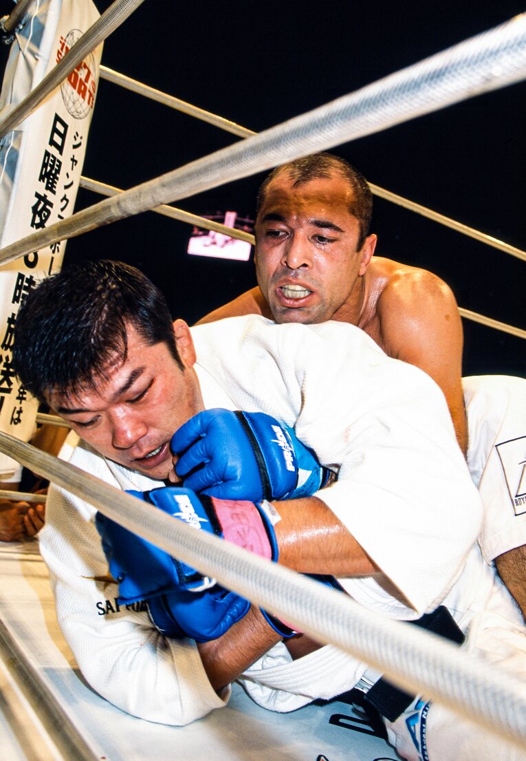 吉田秀彦と再戦したホイス・グレイシーは道着を脱いで吉田を圧倒