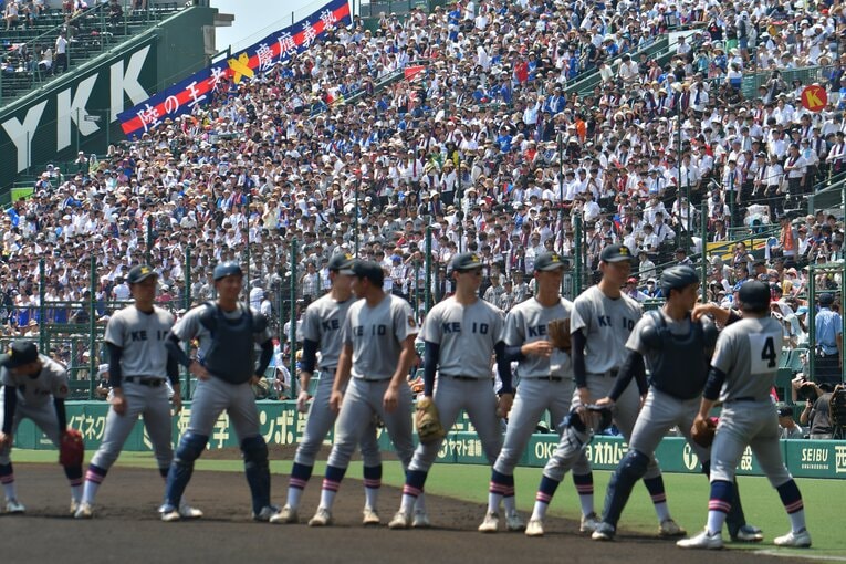 慶応アルプスの様子。一糸乱れぬ動き　©Hideki Sugiyama