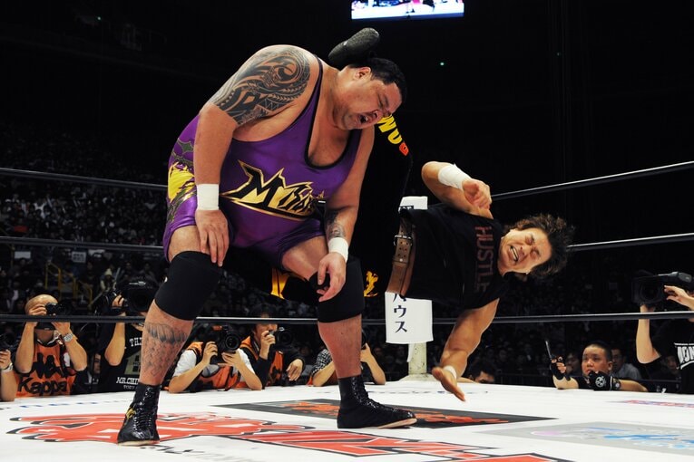 天龍源一郎の延髄斬りがモンスター・ボノに炸裂　©Essei Hara