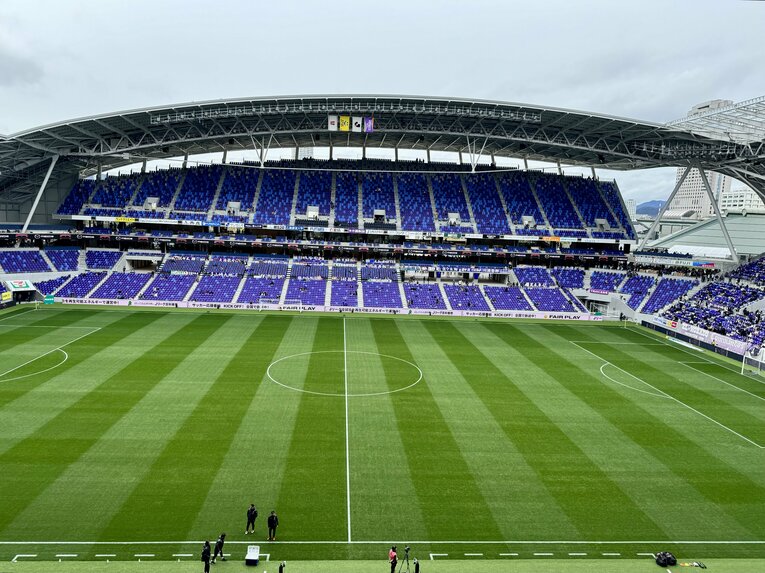 メーンスタンド側から　©Atsushi Iio