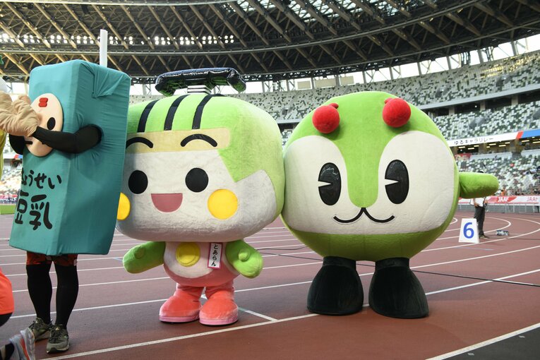 乗り物つながりのとあらん（中央）とみんくるは仲良しだ　©Hirofumi Kamaya