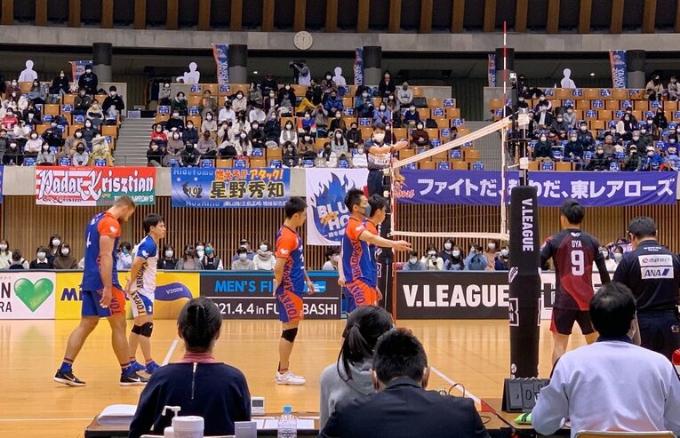 マスクをつけてプレーする富松（筆者撮影）