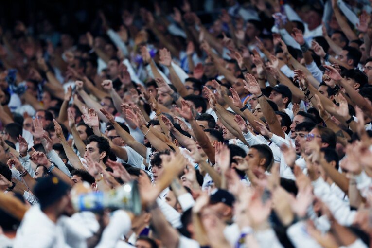 先制点を奪われてもホームチームを鼓舞するマドリーのサポーターたち